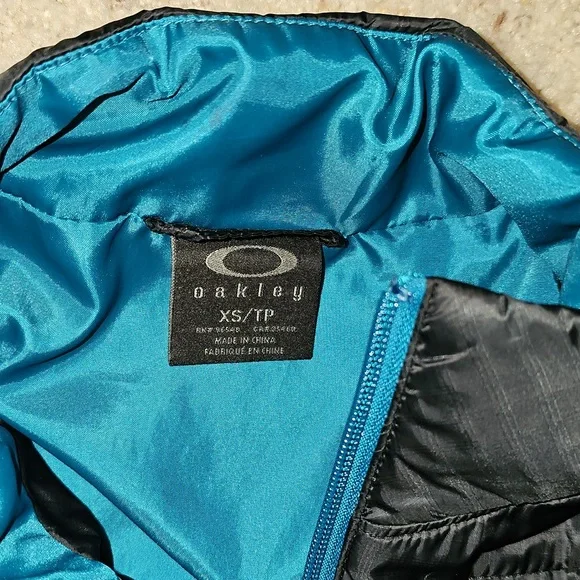 🩵Oakley Teal Blue and Black Jacket - Picture 2 of 7